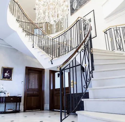 Oda ve Kahvaltı Charlotte 5*